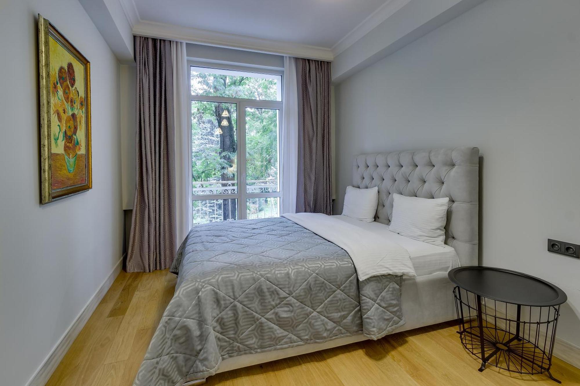 Opera Apartments Almaty Bilik gambar